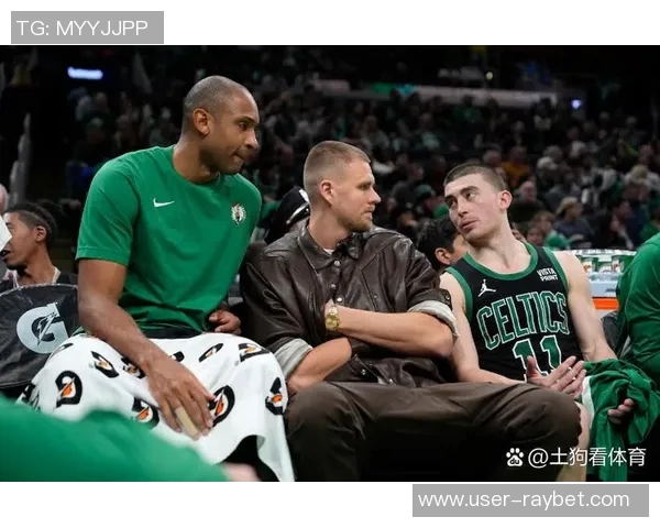 波尔津吉斯赛后与豪泽塔图姆怀特亲切交流回忆夺冠时光