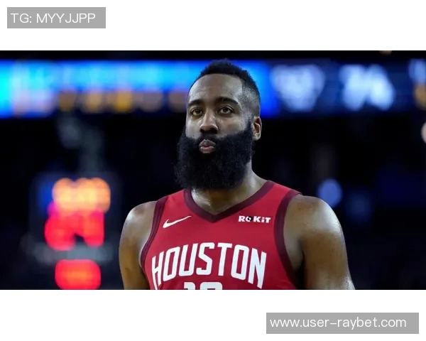 哈登精彩双撤步3加1后坐小范甘迪身旁畅谈篮球趣事