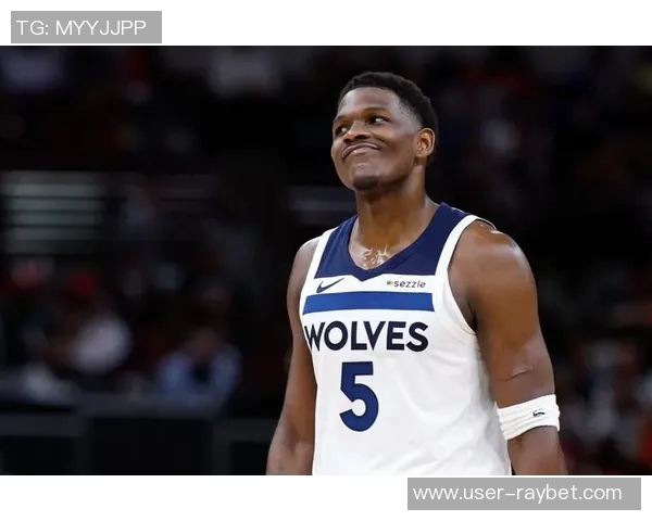 爱德华兹因不当行为被罚款25000美元球迷席上扔球引发争议 爱德华兹因不当行为被罚款25000美元球迷席上扔球引发争议